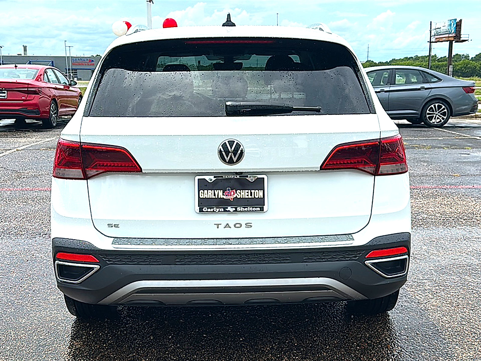 Used 2023 Volkswagen Taos SE w/ Panoramic Sunroof Package FWD image 7