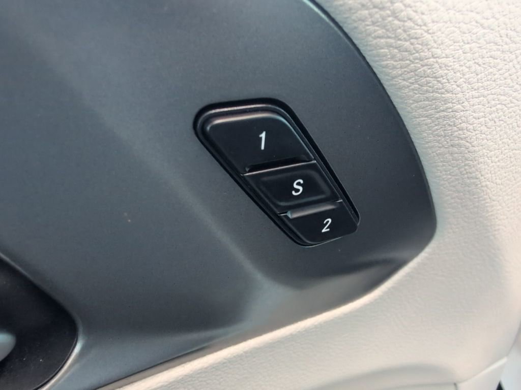 Used 2024 Chrysler Pacifica Touring-L image 21