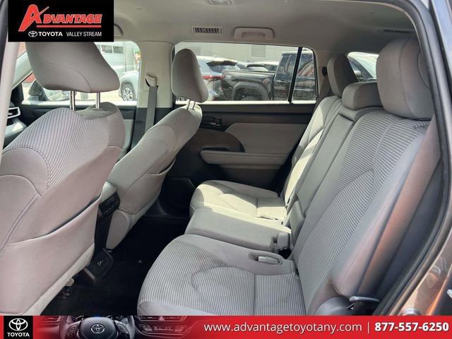 Used 2023 Toyota Highlander LE AWD/4WD image 13