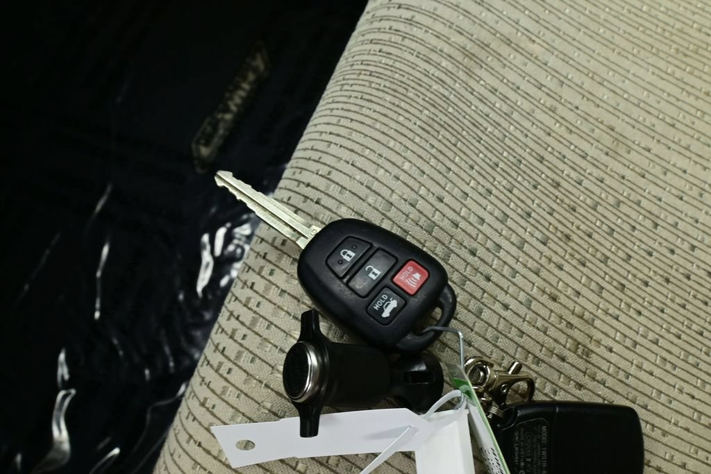 Used 2014 Toyota Camry LE FWD image 33
