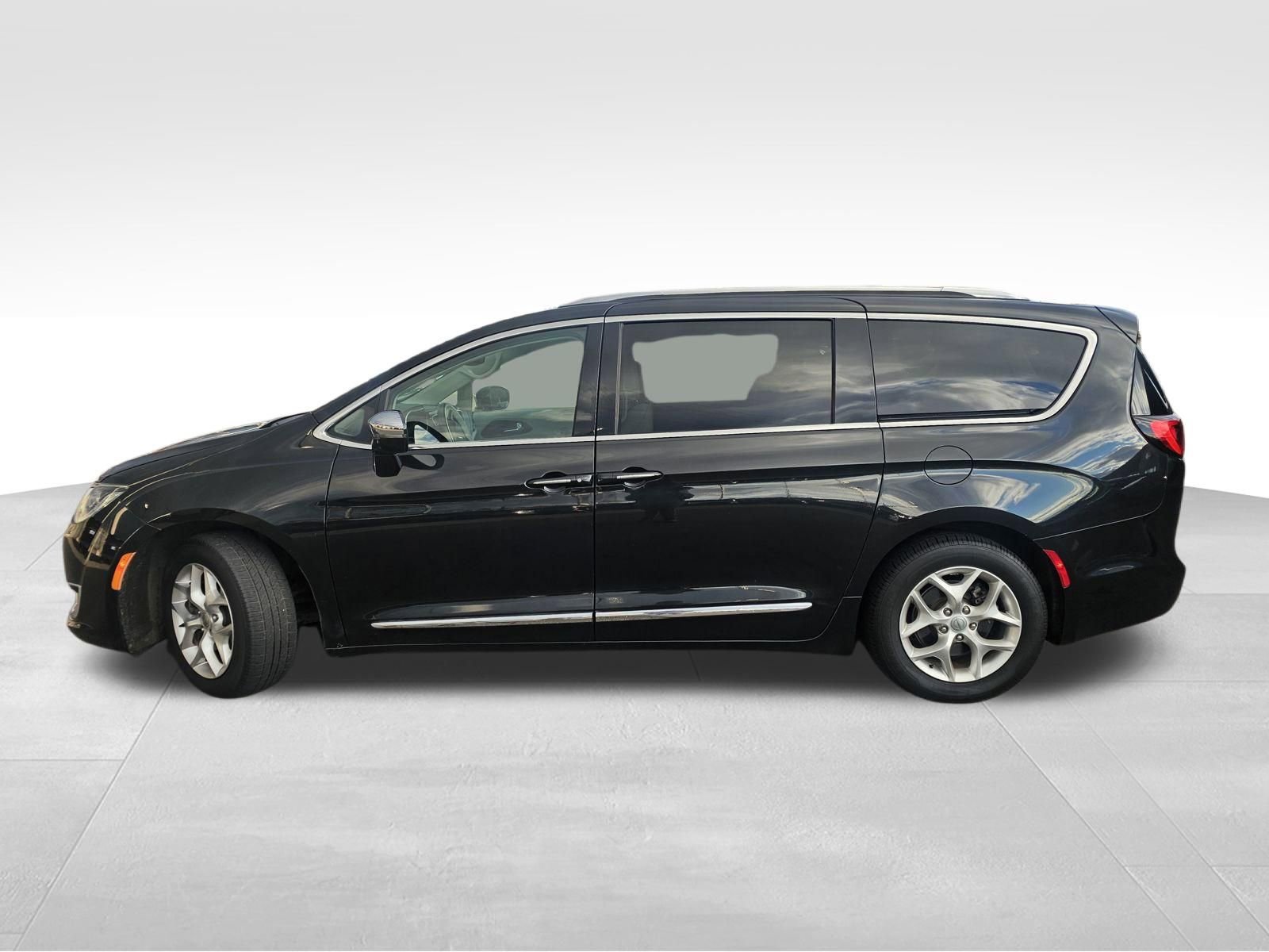 Used 2020 Chrysler Pacifica Limited FWD image 2