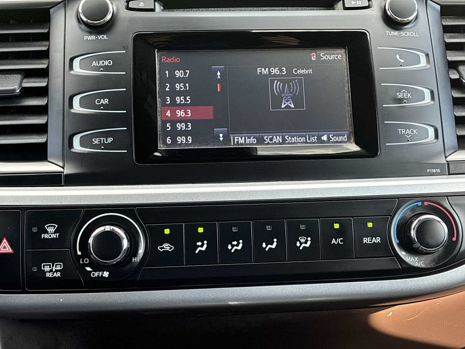 Used 2019 Toyota Highlander LE AWD/4WD image 16