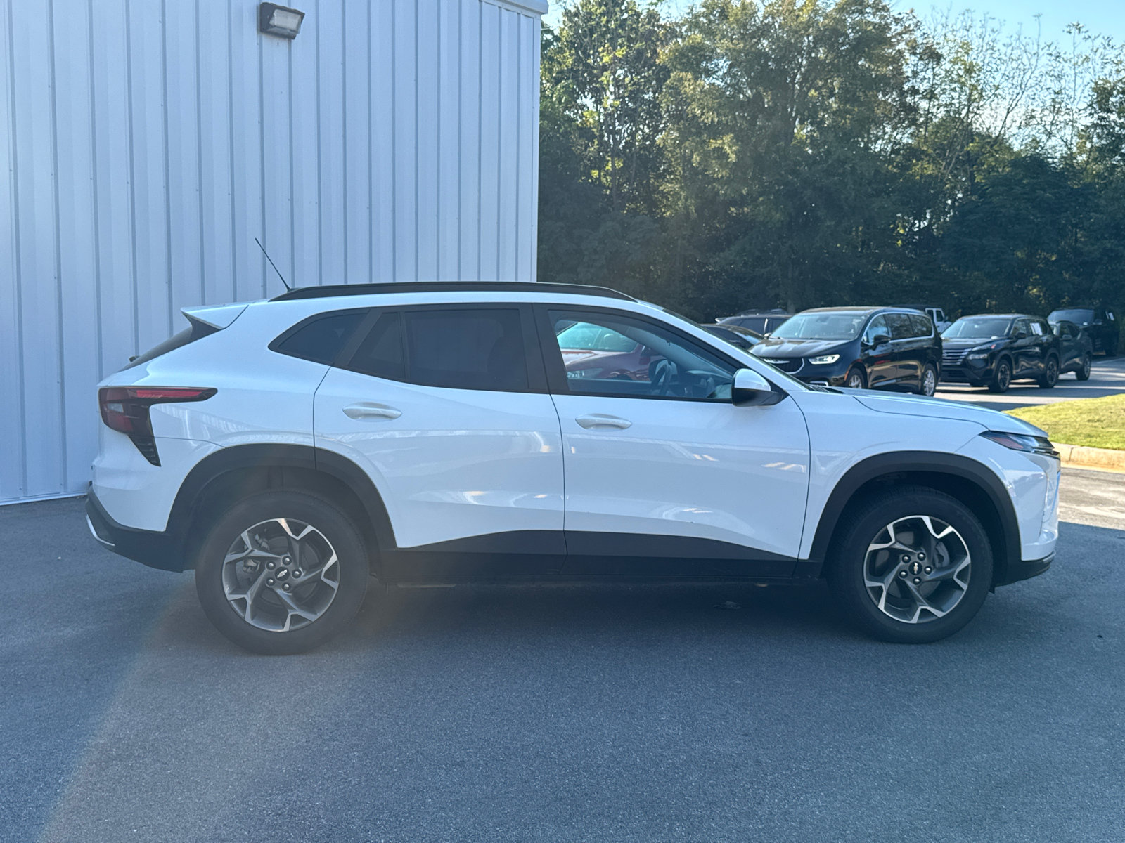 Used 2025 Chevrolet Trax LT FWD image 4