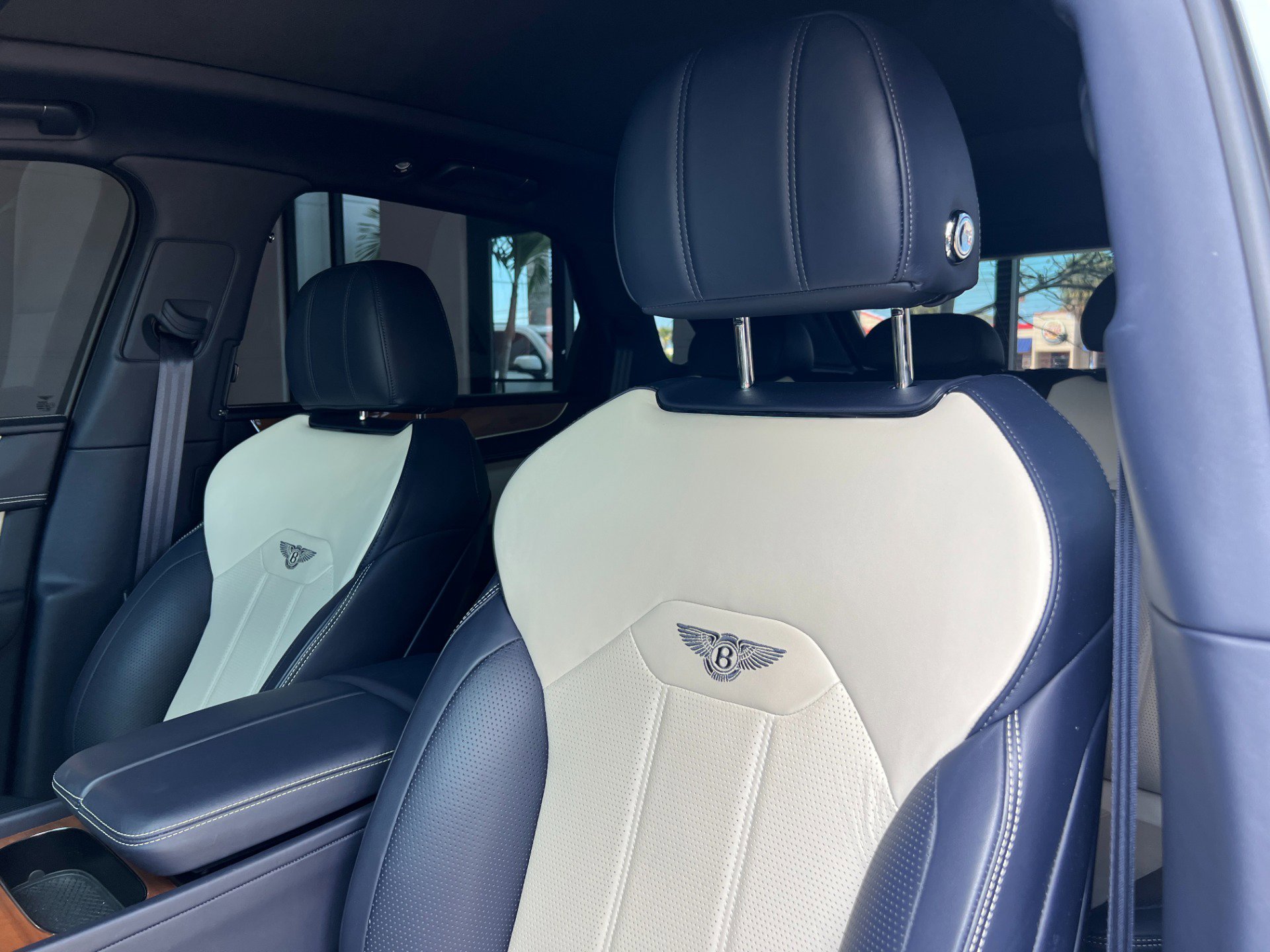 Used 2021 Bentley Bentayga image 23