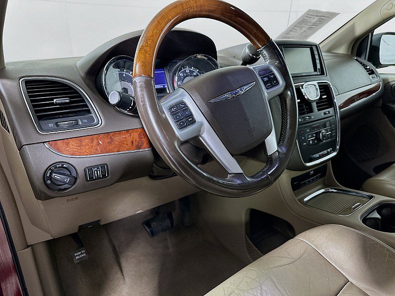Used 2013 Chrysler Town & Country Limited w/ Luxury Group FWD image 9