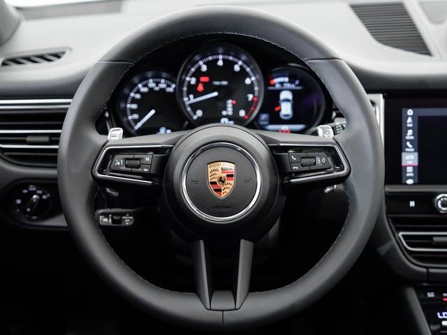 Certified 2025 Porsche Macan image 12