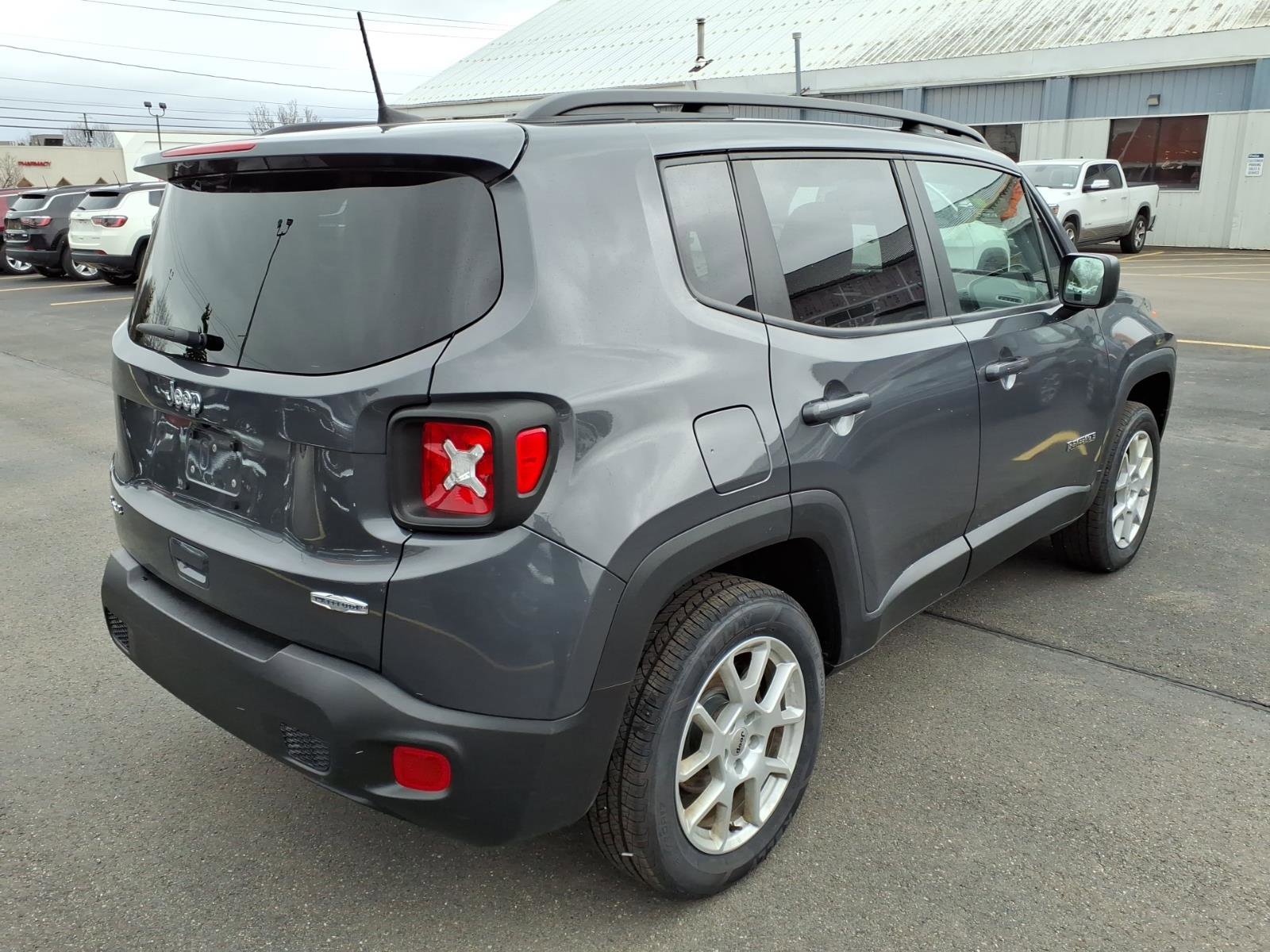 Used 2022 Jeep Renegade Latitude w/ Convenience Group image 5