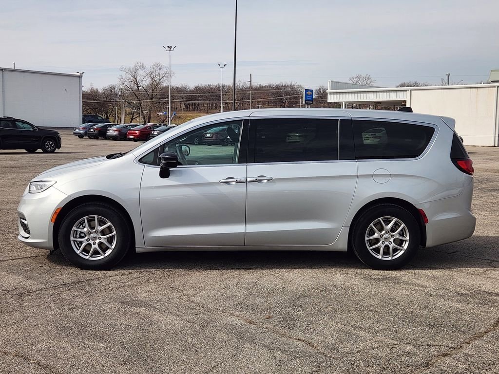 Used 2024 Chrysler Pacifica Touring-L image 4