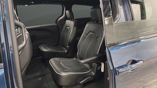 Used 2025 Chrysler Pacifica Limited image 15