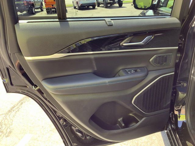 New 2023 Jeep Grand Cherokee Trailhawk w/ Luxury Tech Group III AWD/4WD image 27