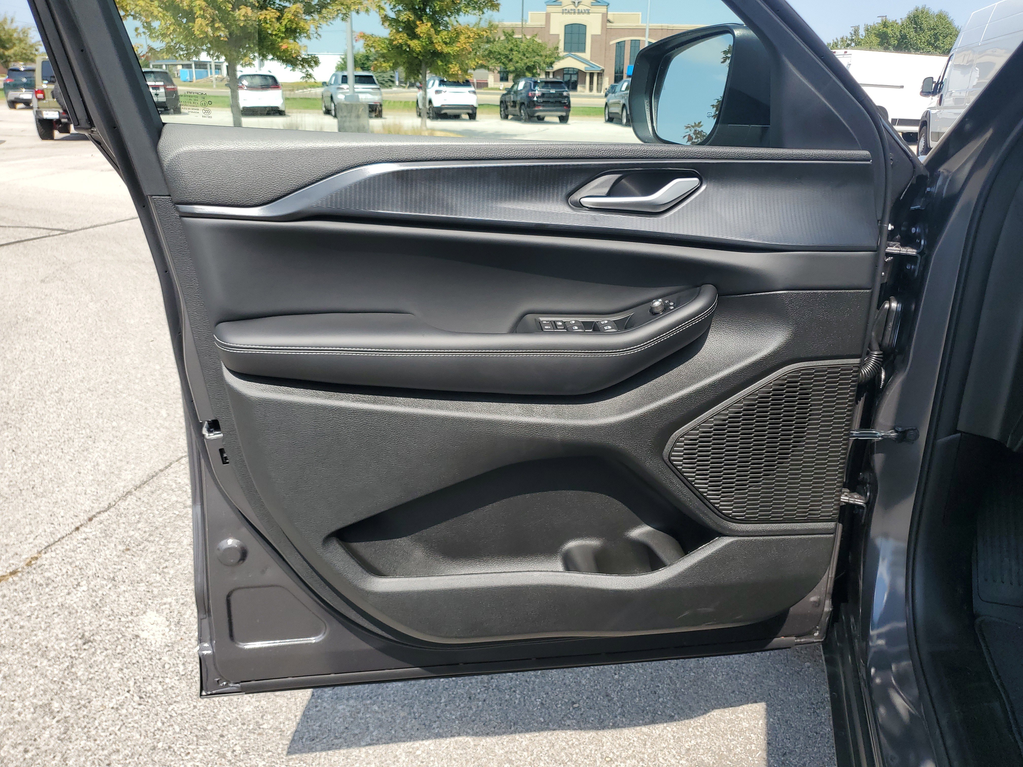 New 2025 Jeep Grand Cherokee Laredo X image 15