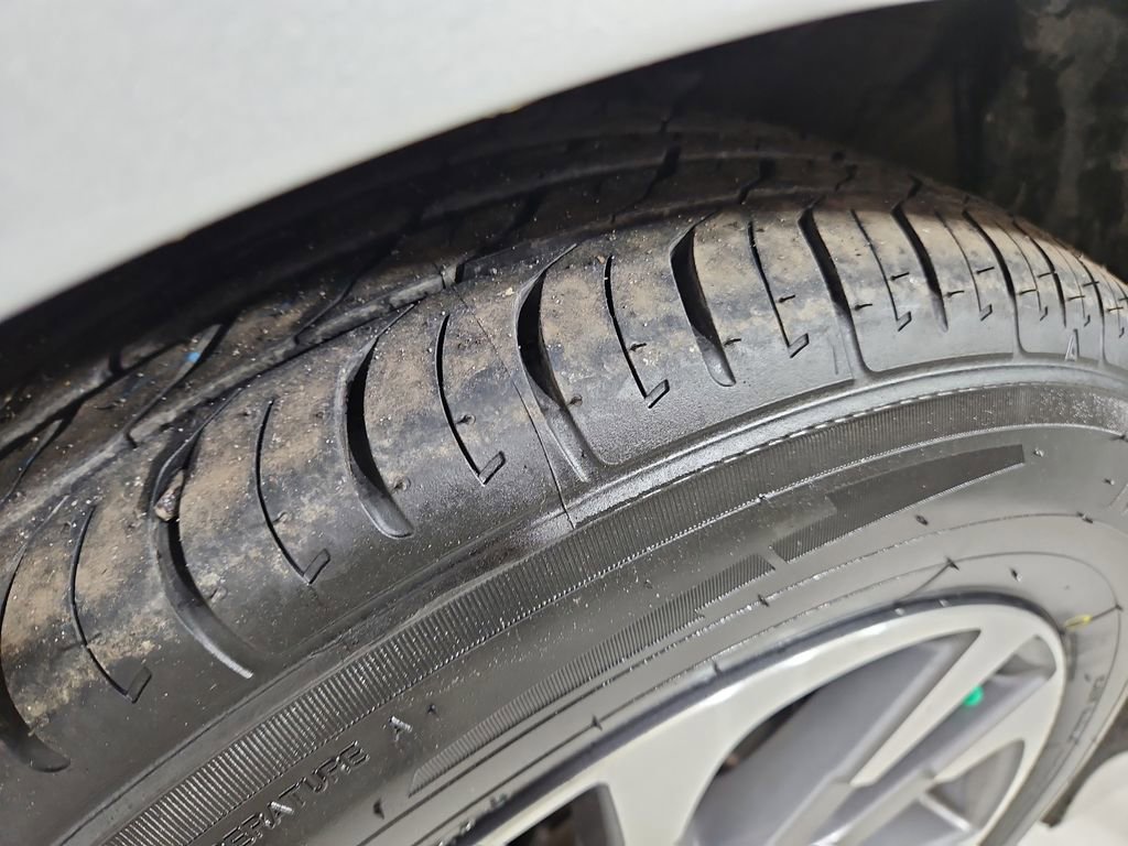 Used 2019 Toyota Prius XLE w/ Premium Convenience Package FWD image 27