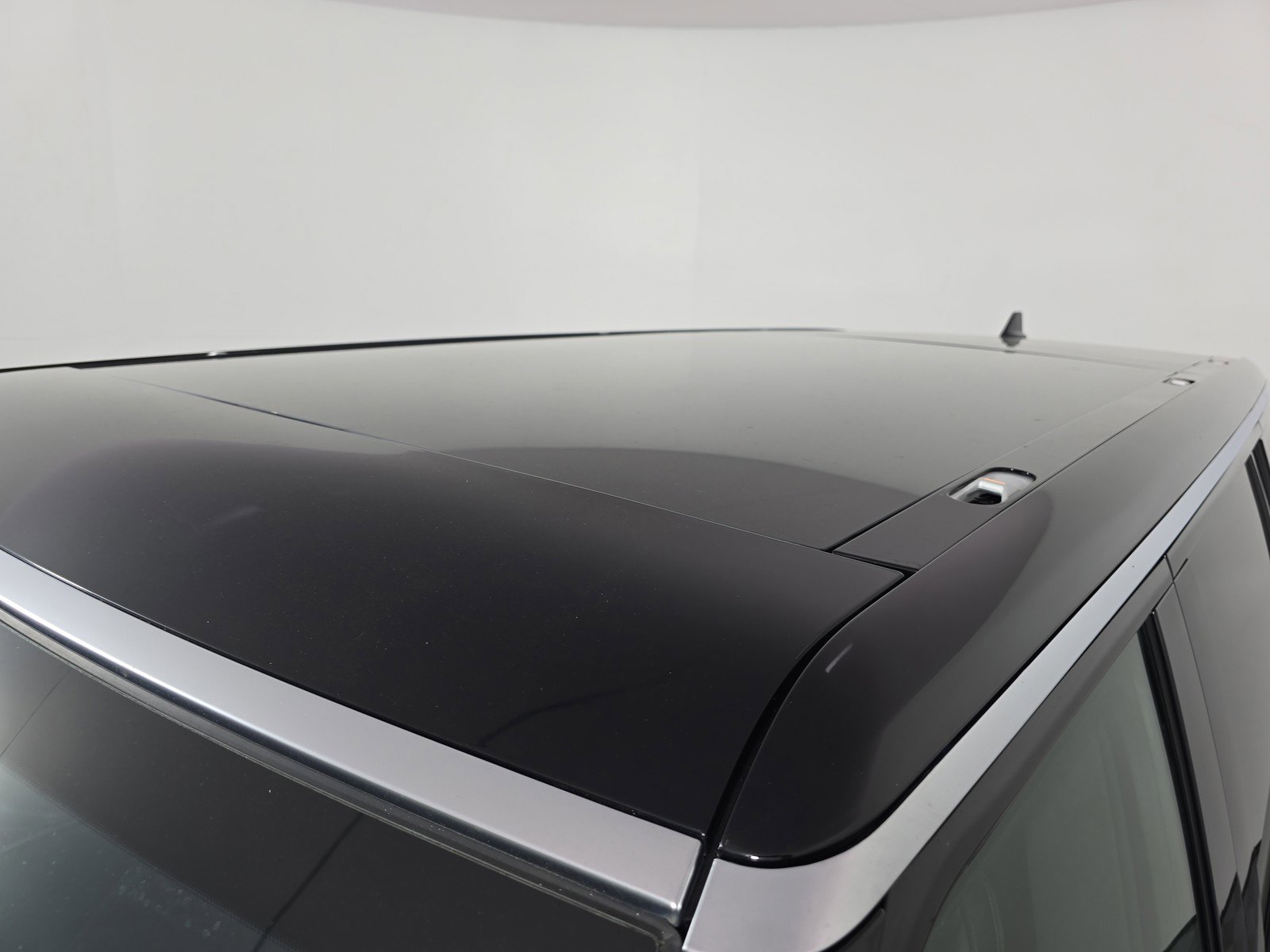 Used 2024 Rivian R1S Adventure AWD/4WD image 13