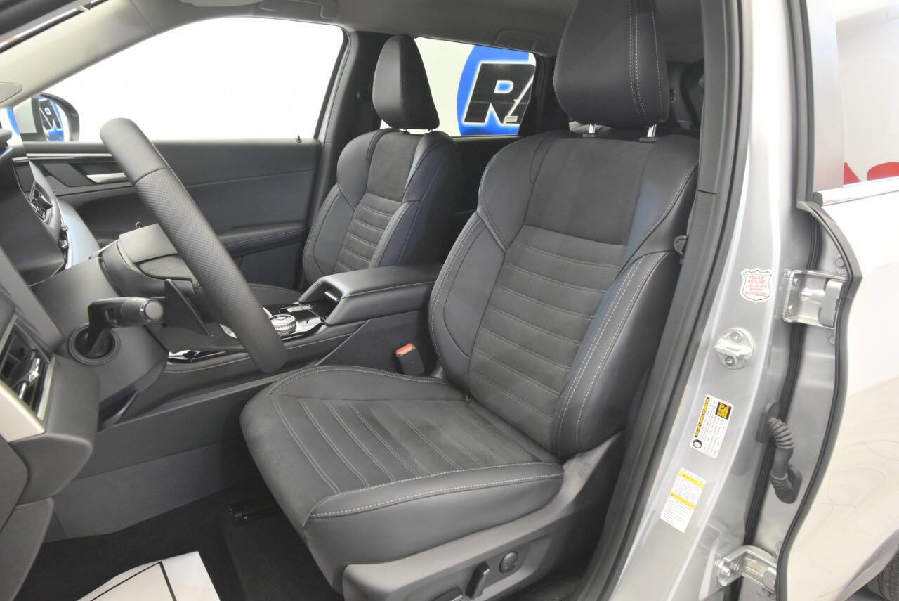 Used 2025 Mitsubishi Outlander SE image 10