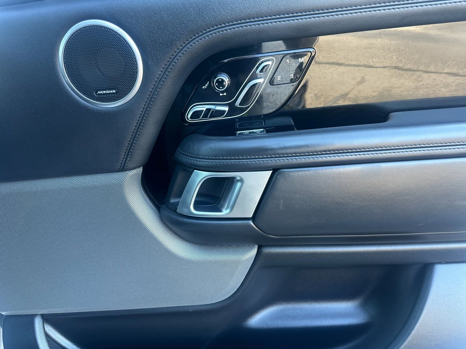 Used 2020 Land Rover Range Rover HSE image 19