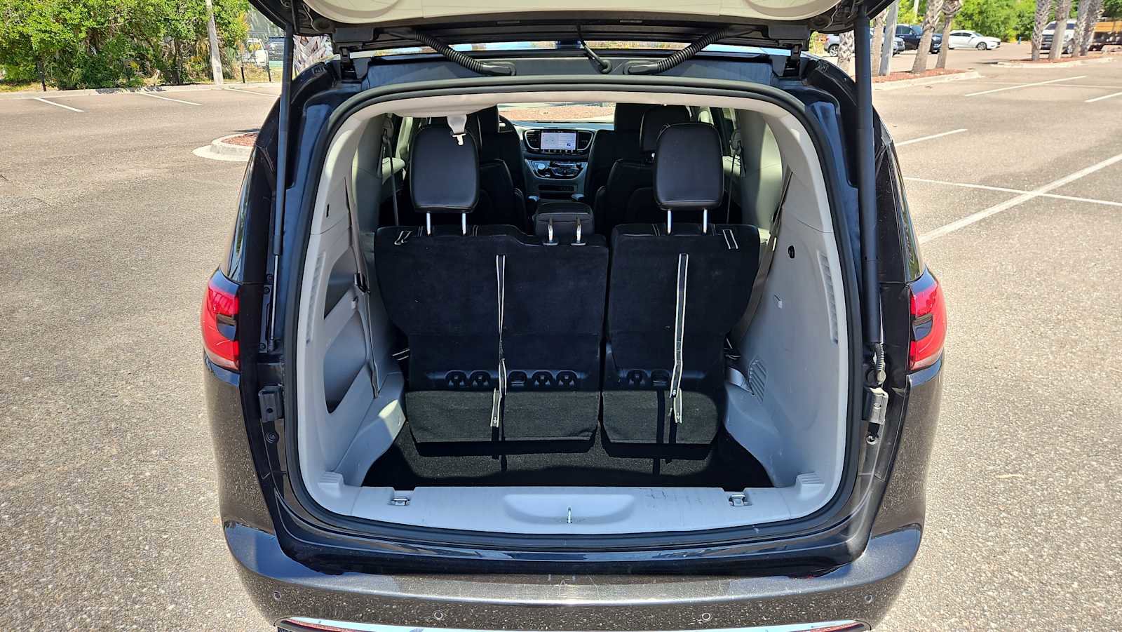 Used 2023 Chrysler Pacifica Touring-L image 20