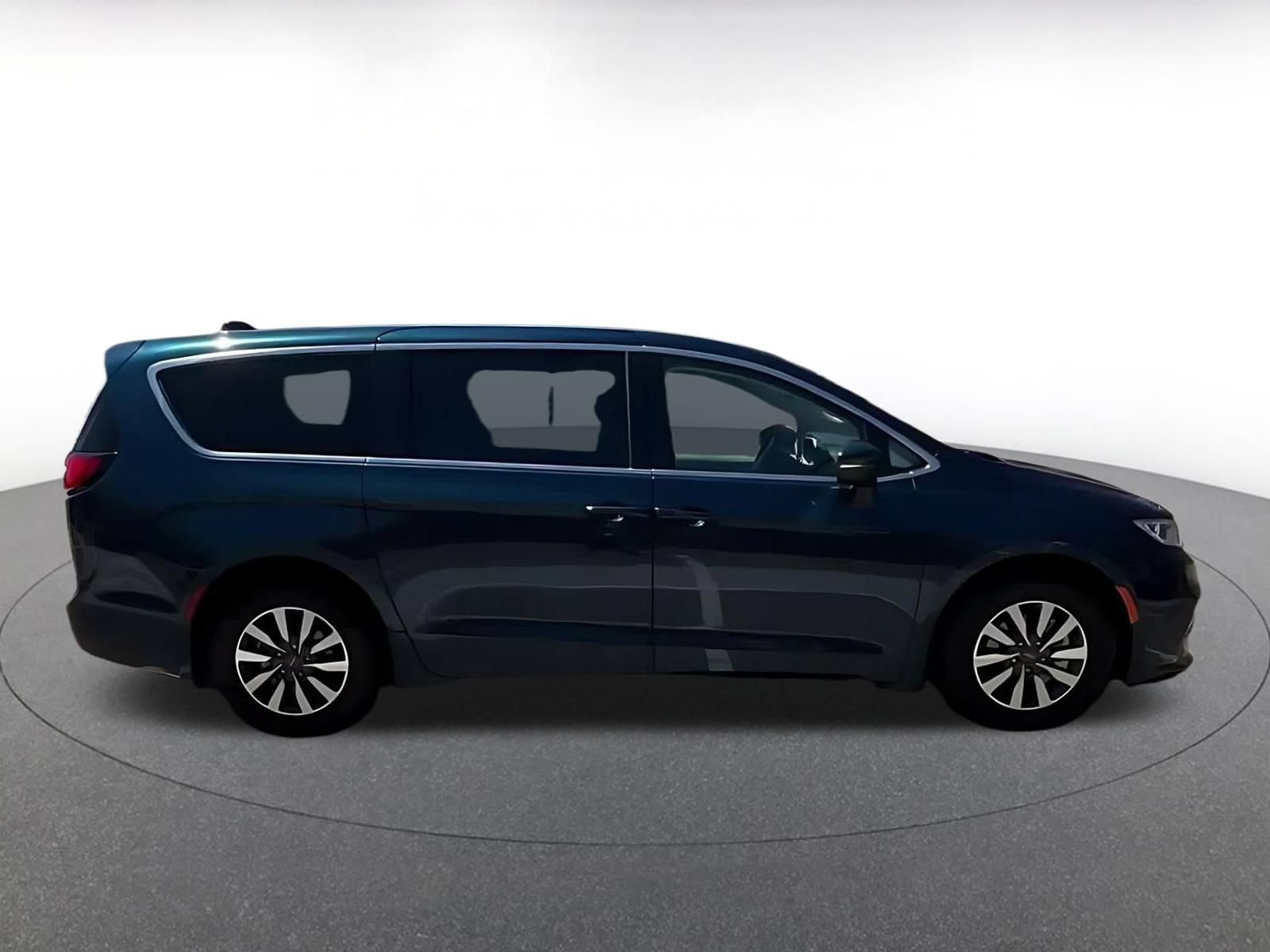 Used 2023 Chrysler Pacifica Touring-L FWD image 15