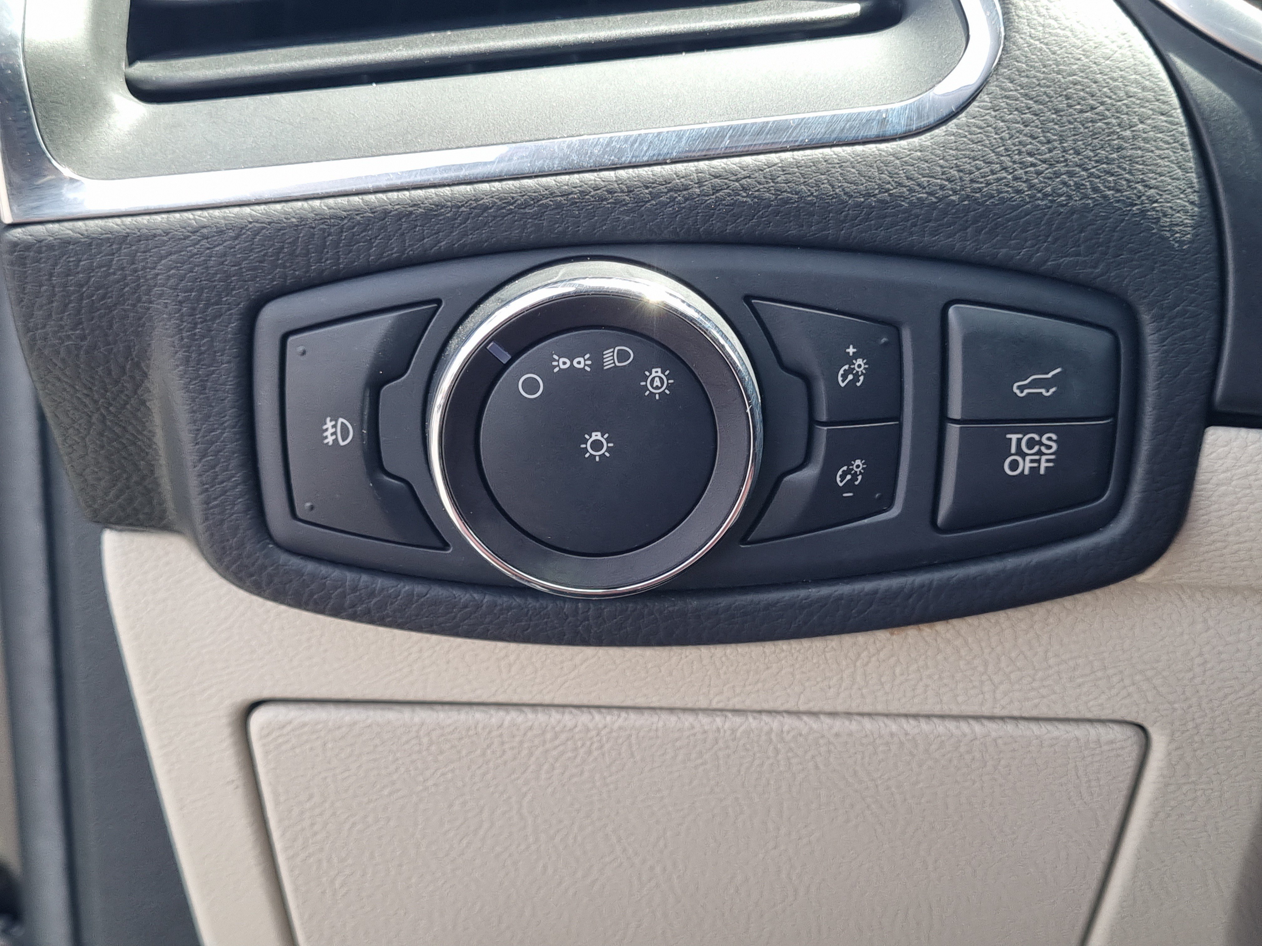 Used 2019 Ford Edge Titanium w/ Equipment Group 301A AWD/4WD image 24