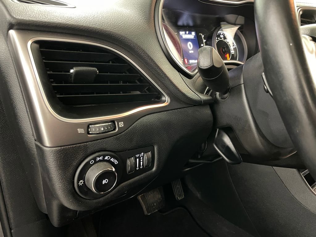 Used 2019 Jeep Cherokee Latitude Plus AWD/4WD image 23