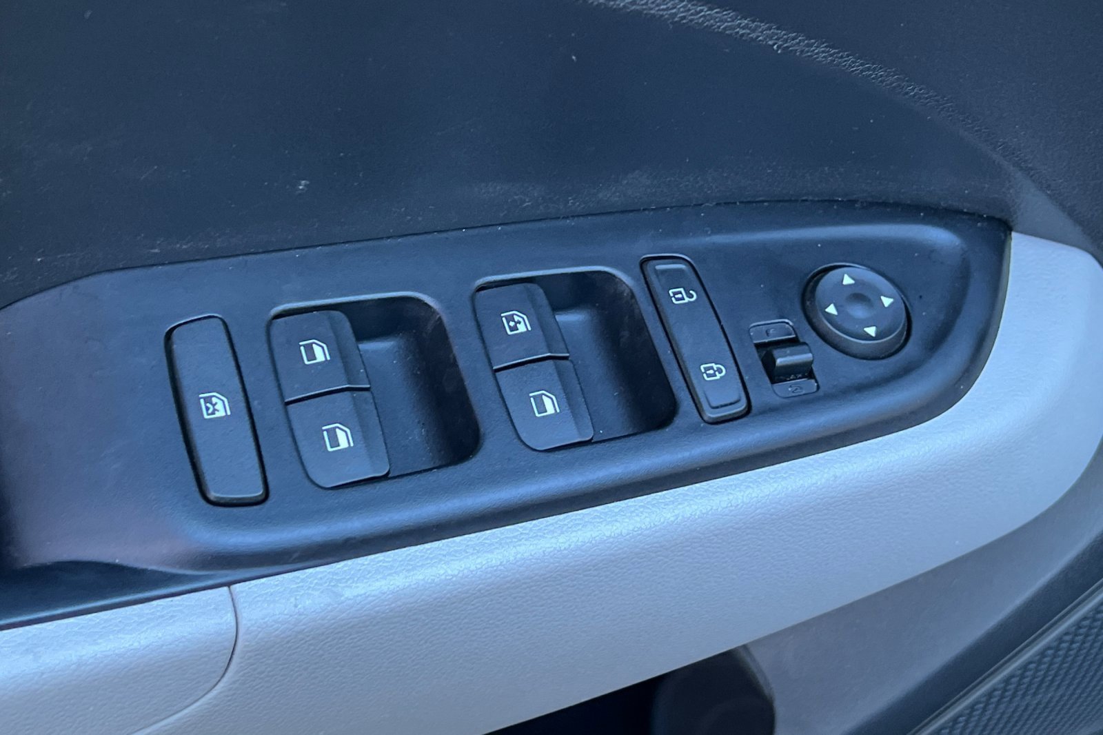 Certified 2025 Hyundai Venue SEL image 14