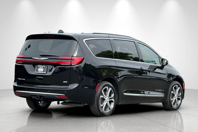 New 2026 Chrysler Pacifica Pinnacle w/ Trailer Tow Group AWD/4WD image 4