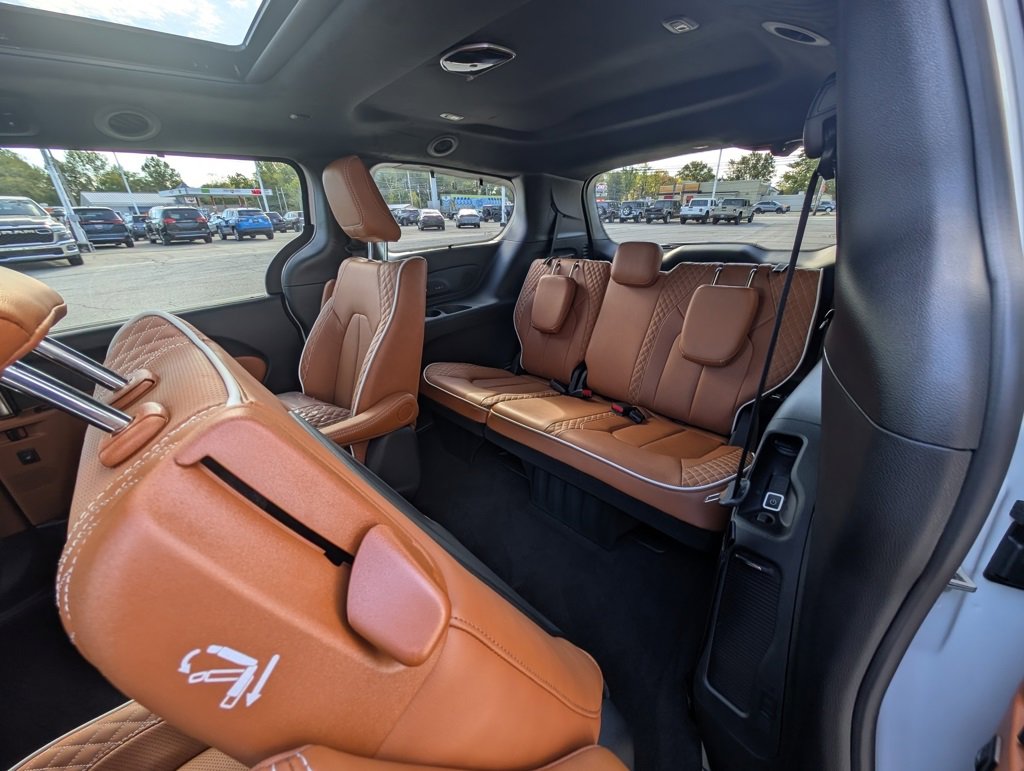 New 2026 Chrysler Pacifica Pinnacle image 18