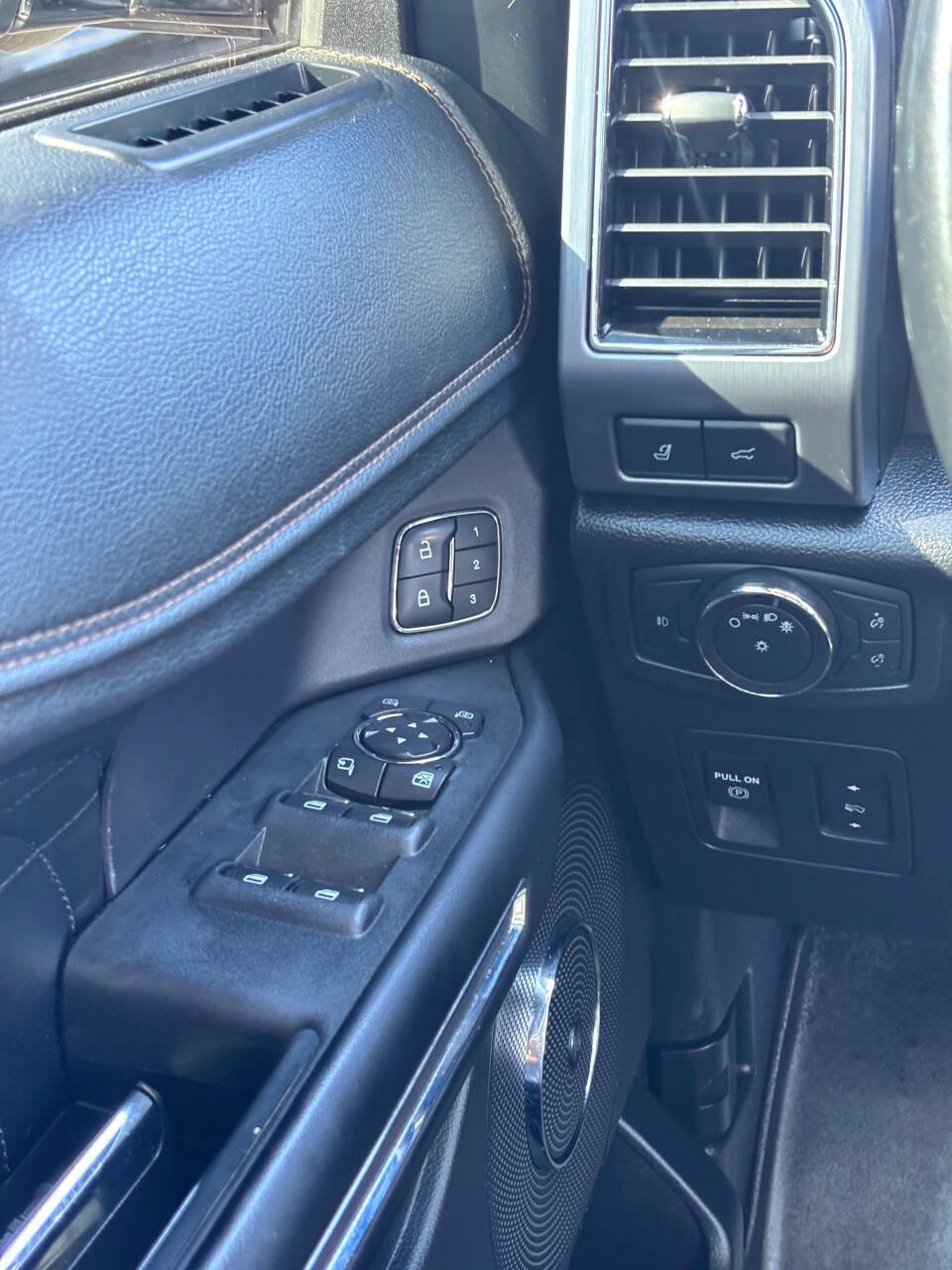 Used 2018 Ford Expedition Platinum AWD/4WD image 27