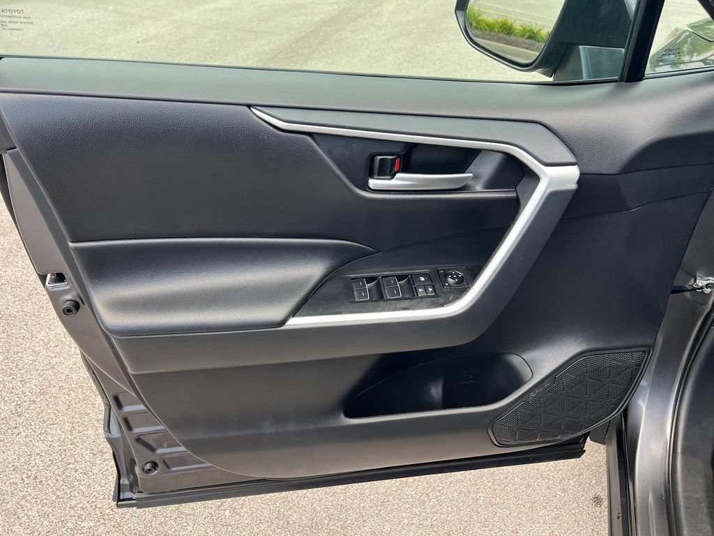 Used 2025 Toyota RAV4 XLE FWD image 17