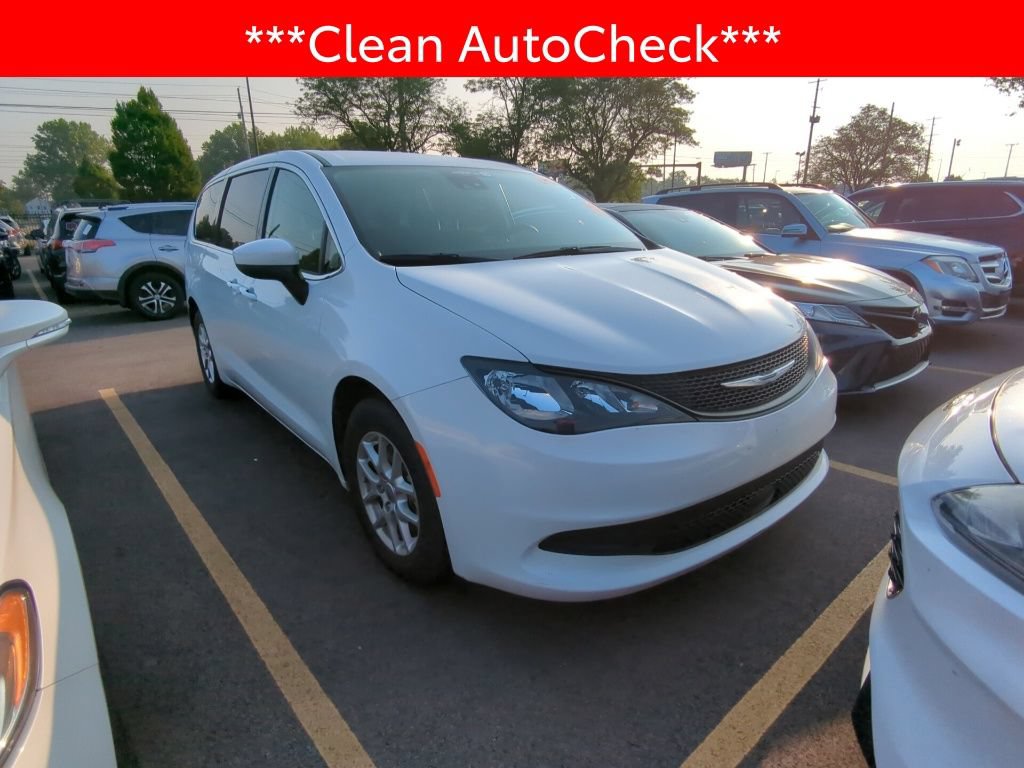 Used 2023 Chrysler Voyager LX FWD image 3