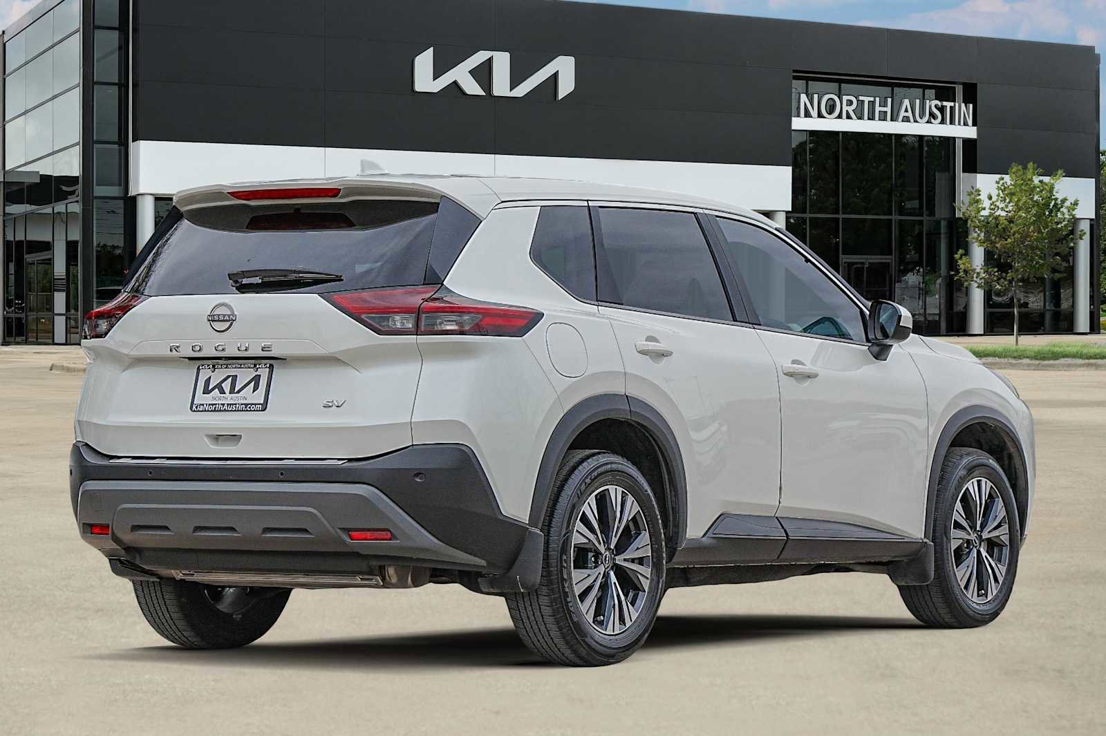 Used 2023 Nissan Rogue SV image 6