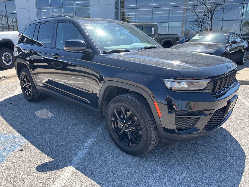 Used 2025 Jeep Grand Cherokee Altitude image 2
