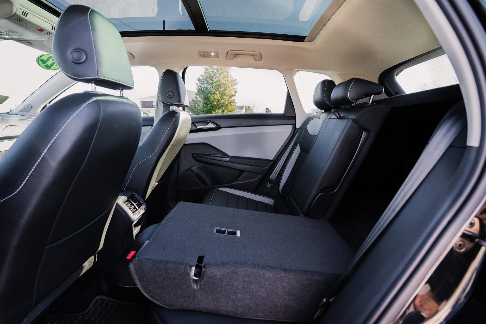 Used 2022 Volkswagen Taos SEL w/ Panoramic Sunroof Package image 31