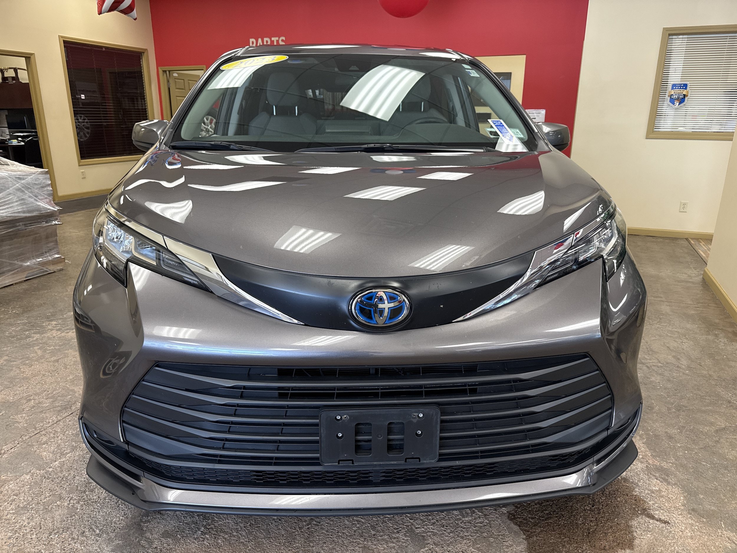Used 2023 Toyota Sienna LE FWD image 2