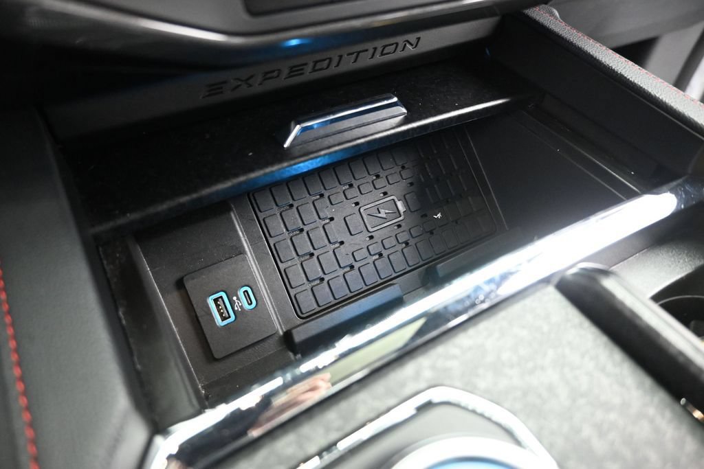 Used 2024 Ford Expedition Limited AWD/4WD image 18