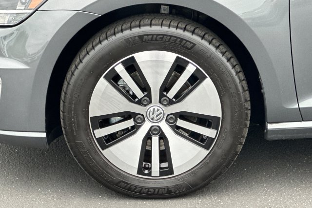 Used 2017 Volkswagen e-Golf SE w/ DC Fast Charging Package FWD image 29