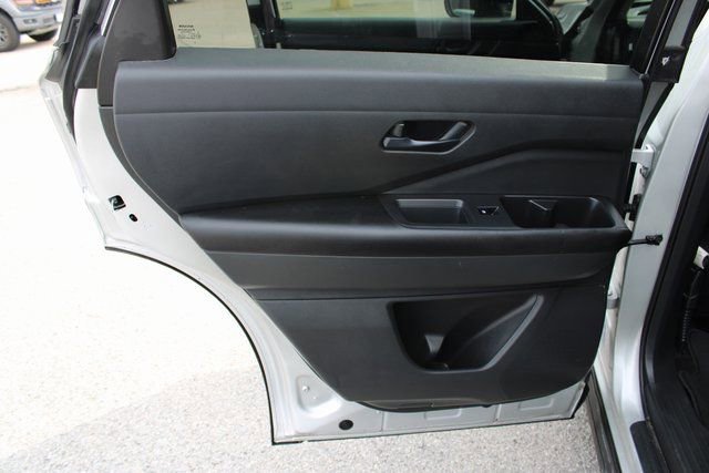 Used 2023 Nissan Pathfinder S image 15