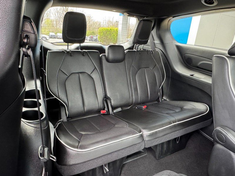 Used 2024 Chrysler Pacifica Premium FWD image 12