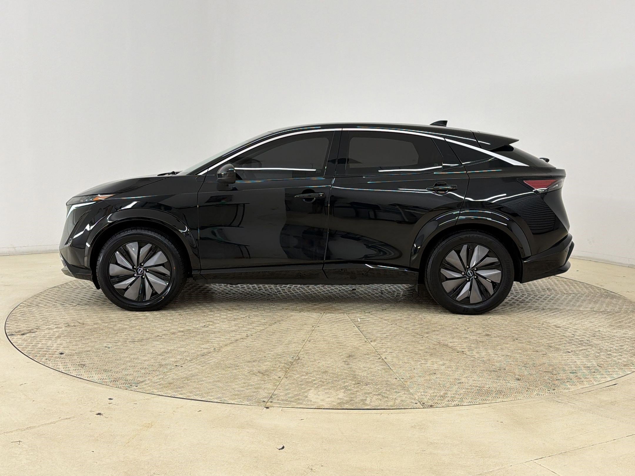 Used 2023 Nissan Ariya FWD image 2