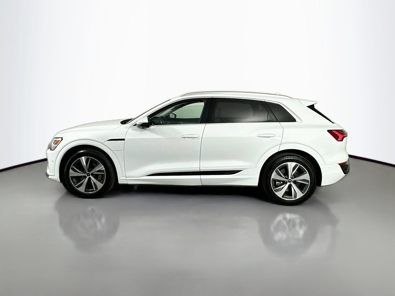 Used 2024 Audi Q8 e-tron Premium Plus AWD/4WD image 4