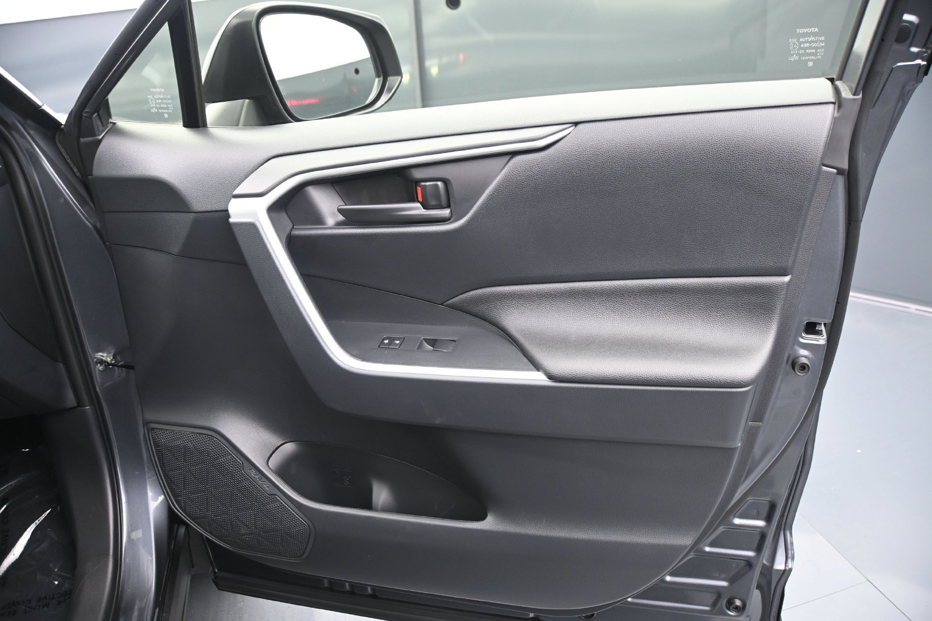 Used 2025 Toyota RAV4 LE AWD/4WD image 12