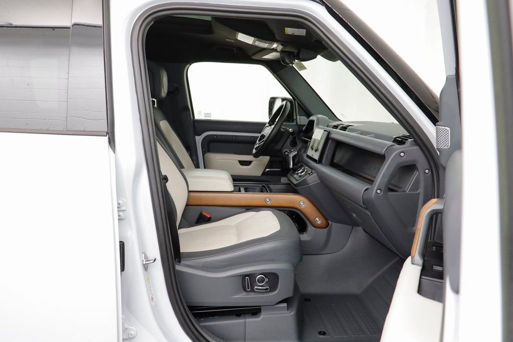 Used 2023 Land Rover Defender 130 X-Dynamic SE image 21