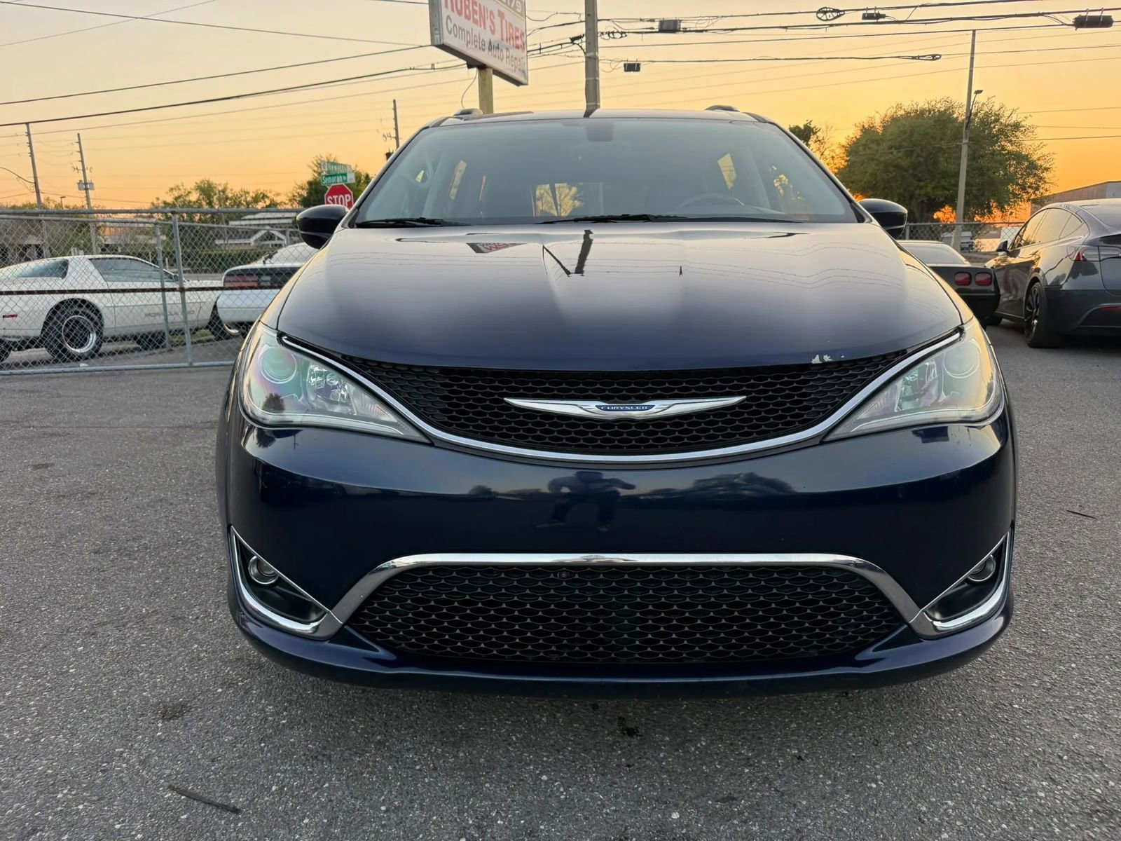 Used 2018 Chrysler Pacifica Touring-L Plus FWD image 2