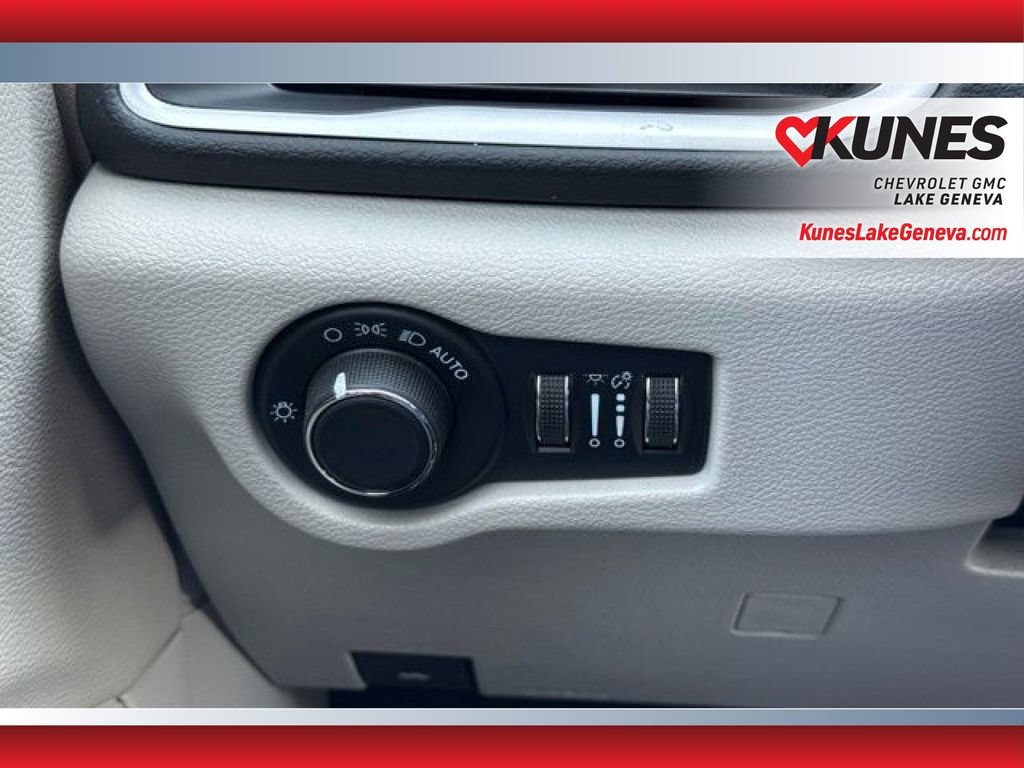 Used 2023 Chrysler Voyager LX FWD image 40