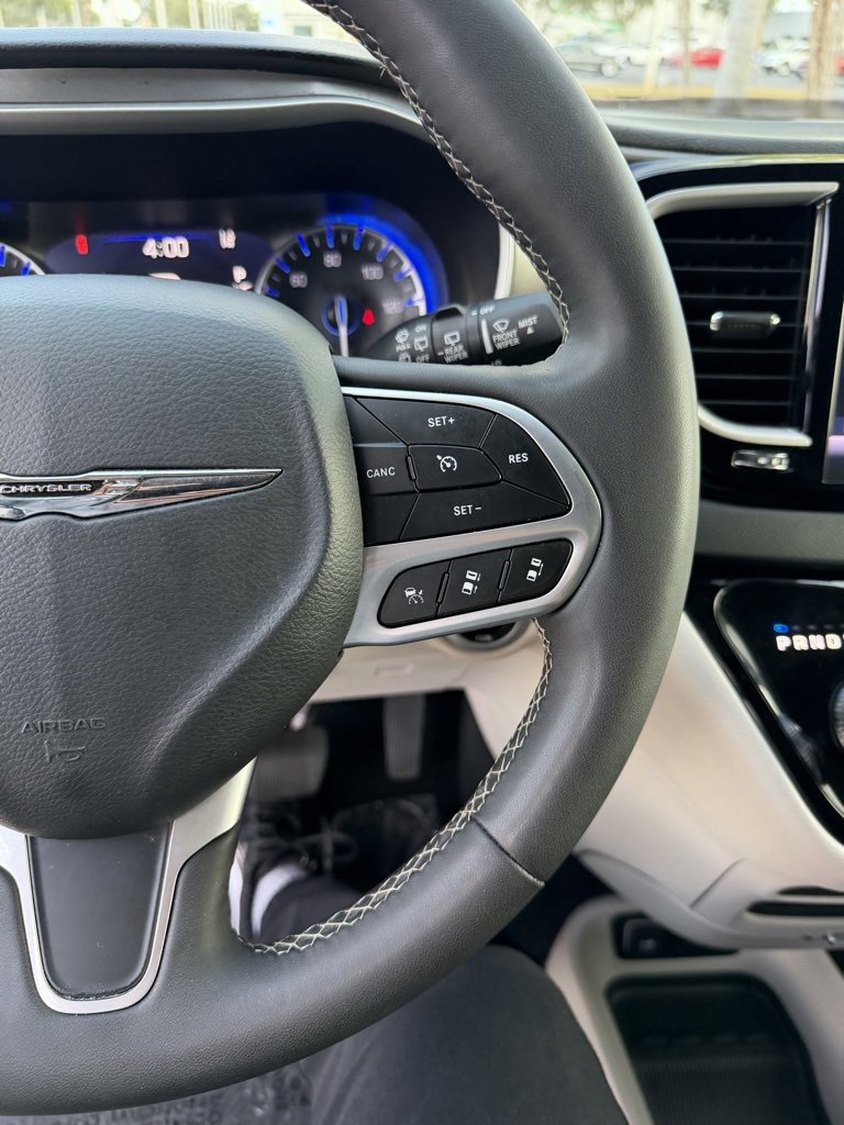 Used 2024 Chrysler Pacifica Touring-L image 21