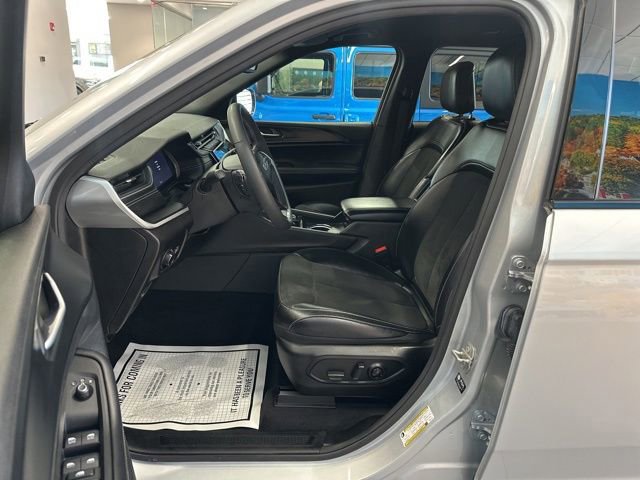 Used 2023 Jeep Grand Cherokee L Laredo image 25