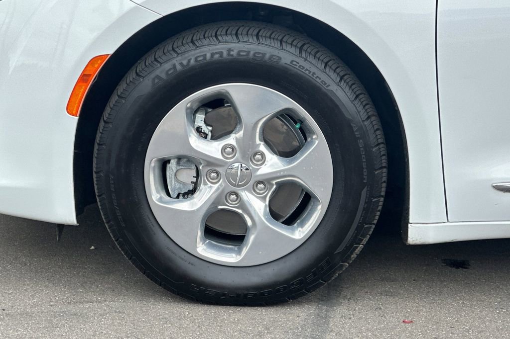 Used 2020 Chrysler Pacifica Touring-L w/ Premium Audio Group FWD image 32