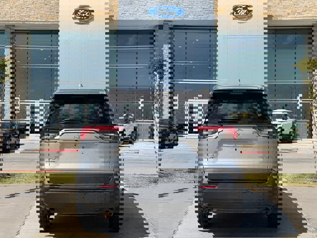 Used 2022 Toyota RAV4 LE image 21