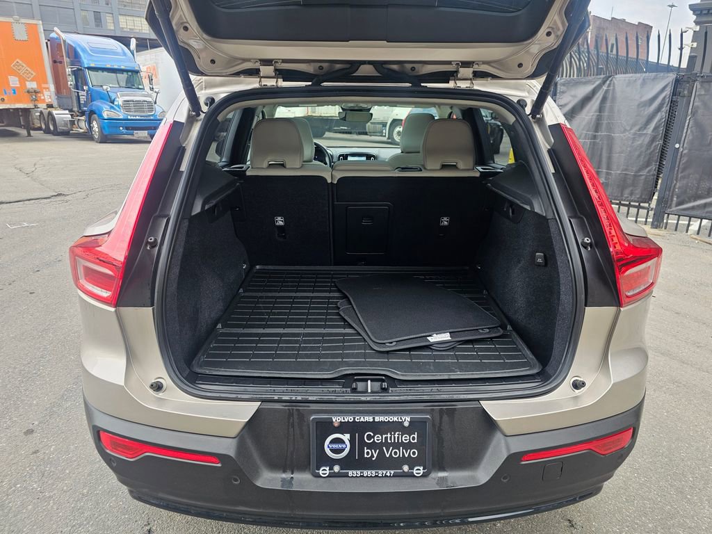 Certified 2023 Volvo XC40 B5 Plus w/ Climate Package image 7