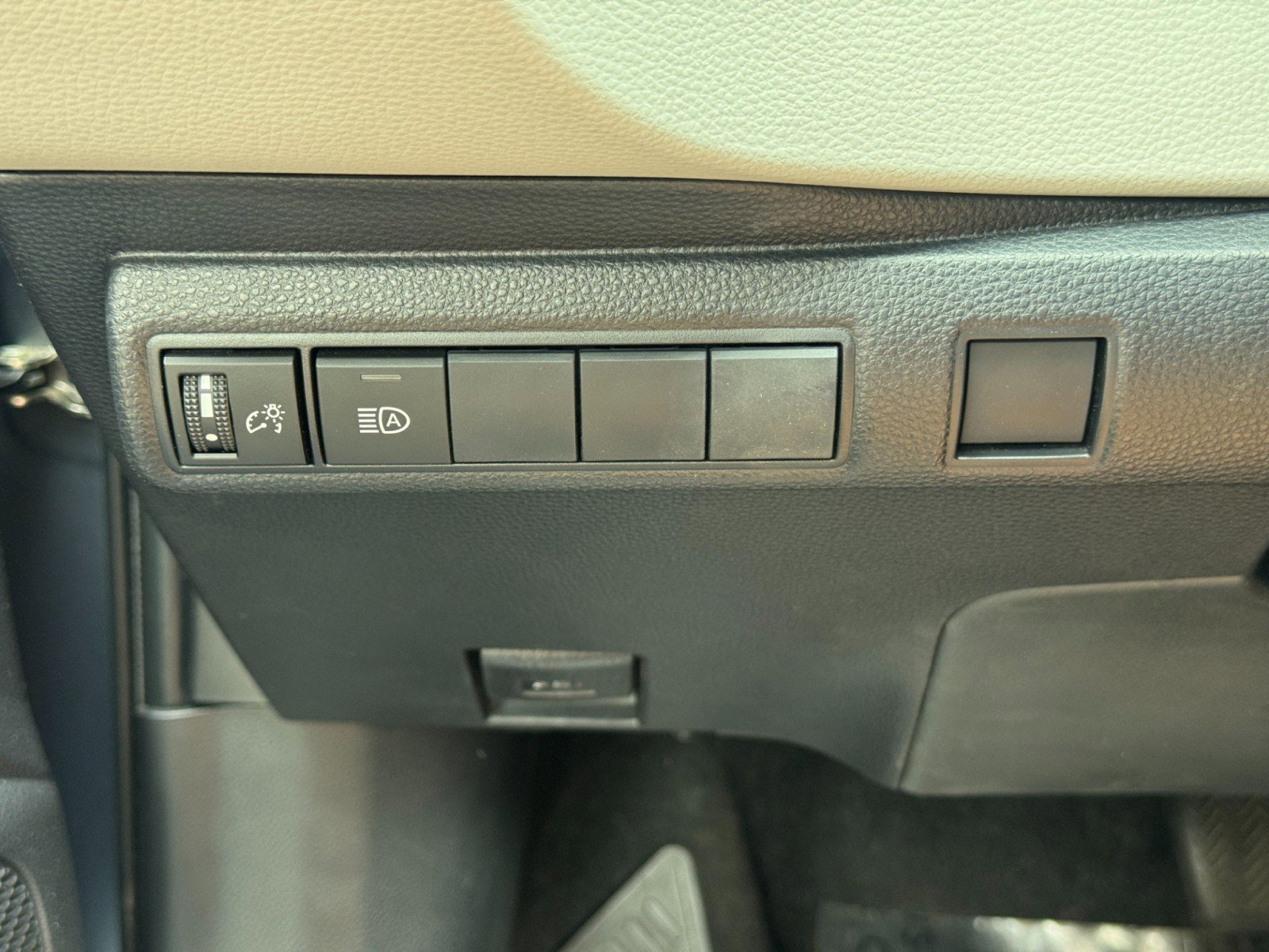 Used 2020 Toyota Corolla LE FWD image 16