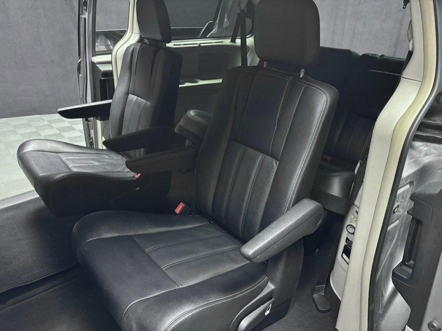 Used 2016 Chrysler Town & Country Touring w/ Driver Convenience Group image 31